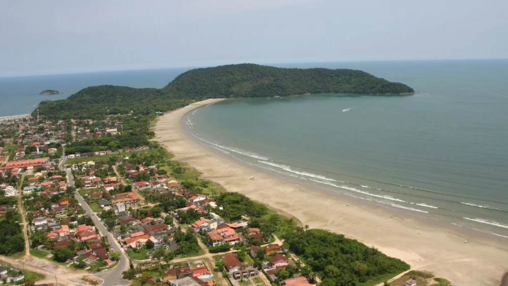 Vista panorâmica da Praia do Indaiá em Bertioga